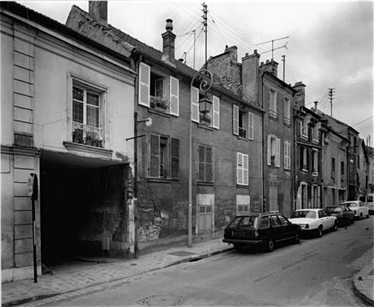Au premier plan : entrée de la cour Saint-Vincent. Au fond : entrée de la cour Saint-Saturnin.