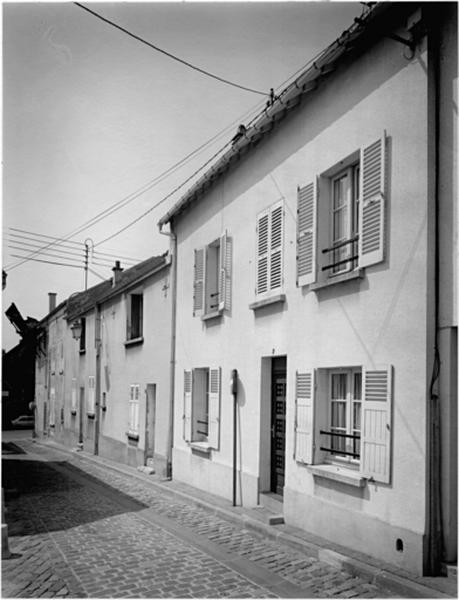 Maisons construites avant 1810, récemment ravalées.