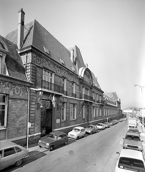 Façade principale du bâtiment de l'administration, rue de l'entrepôt.