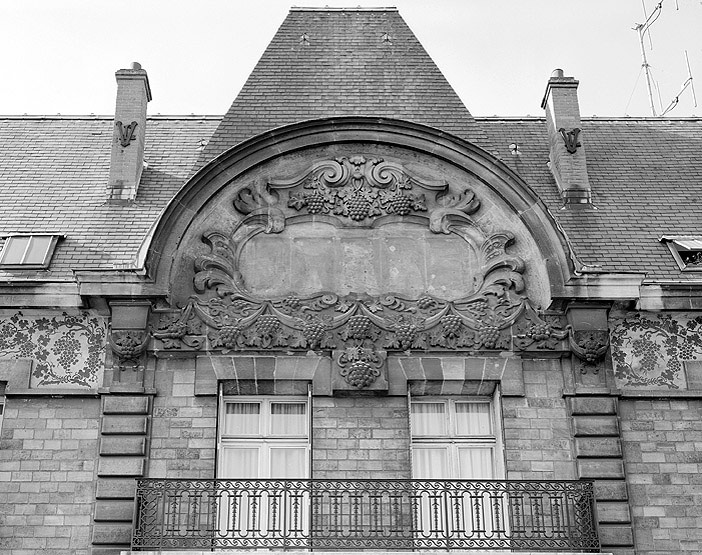 Décor du fronton central de la façade principale.