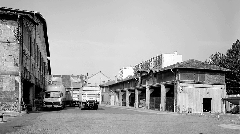 Cuverie, garages et cour, anciennes installations de la Compagnie Beaujolaise sur la rue de Paris.