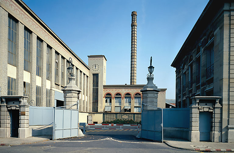 Portail et cour d'entrée, boulevard de Saint Maurice.