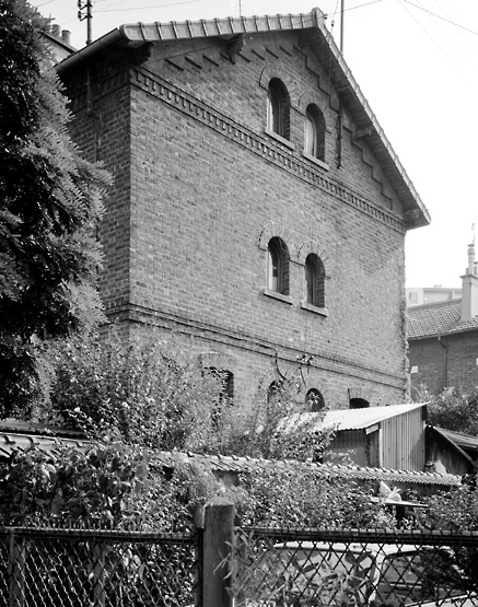 La cité ouvrière Le Renard : vue de la façade sur jardin d'un pavillon.