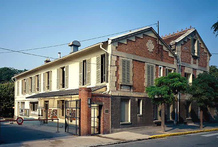Vue de l'entrée principale et des bâtiments d'administration depuis la rue Marcel-Bourdarias.