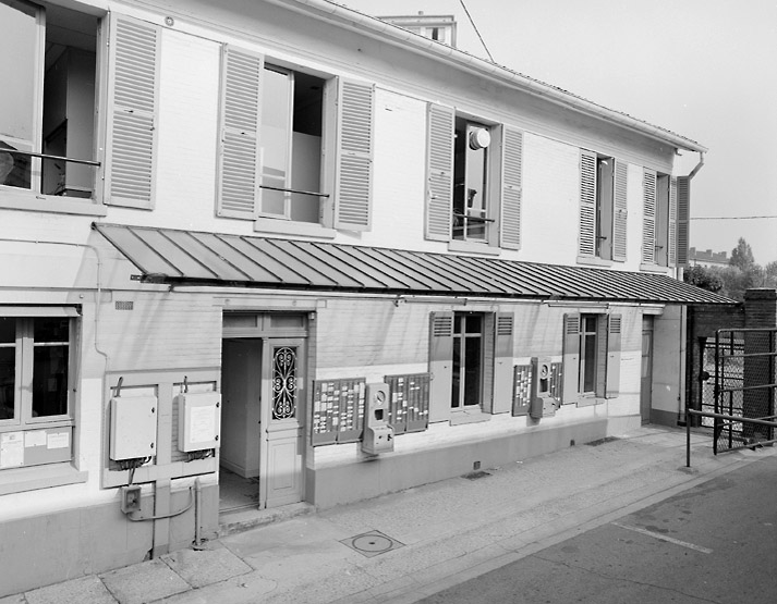 La façade du bâtiment d'administration depuis la cour d'entrée.