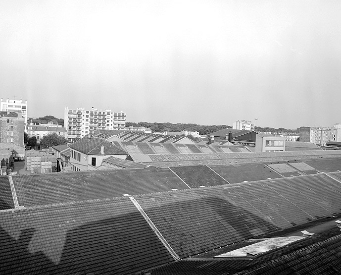 Vue des toits prise depuis le bâtiment au coin de la rue de Valmy et du boulevard de Saint Maurice, en direction de la rue de Paris et de l'avenue de la Liberté.