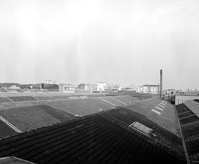 Vue des toits prise depuis le bâtiment au coin de la rue de Valmy et du boulevard de Saint-Maurice, en direction de l'avenue de la Liberté.