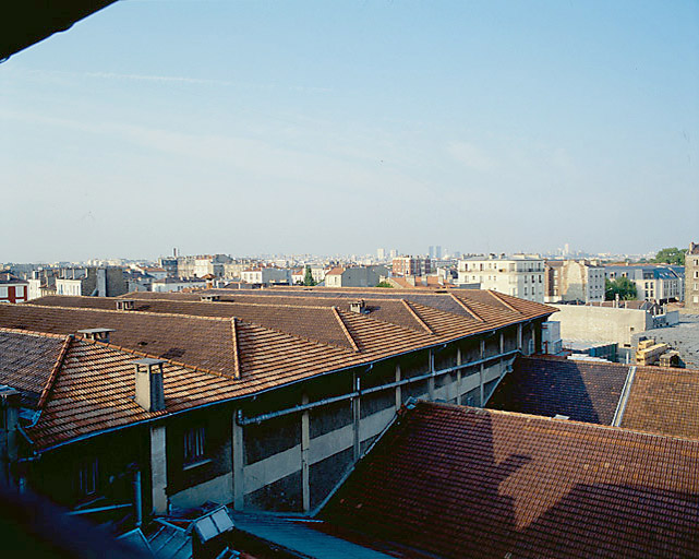 Vue des toits prise depuis le bâtiment au coin de la rue de Valmy et du bd de Saint Maurice, en direction de la rue de Paris.