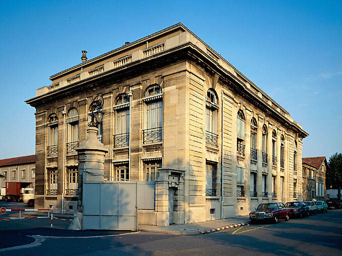 Vue générale du bâtiment de l'administration sur le boulevard de Saint-Maurice.