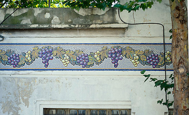 Détail : frise en mosaïque sur la façade des bureaux.