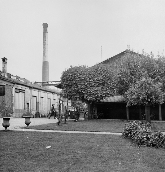 Vue du jardin dans l'axe de la cour d'entrée.