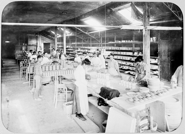 La faïencerie : vue intérieure d'un atelier et de sa charpente métallique.