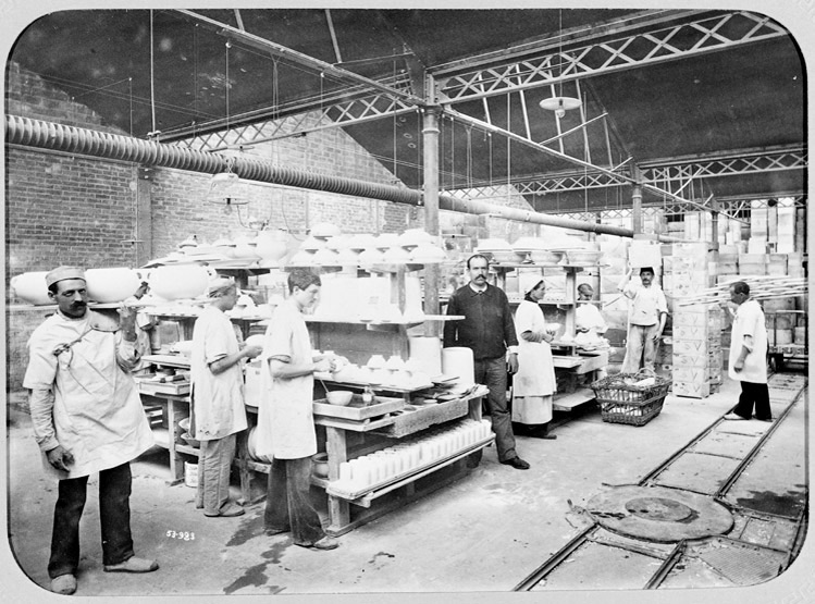 La faïencerie : vue intérieure d'un atelier sis dans une halle métallique.