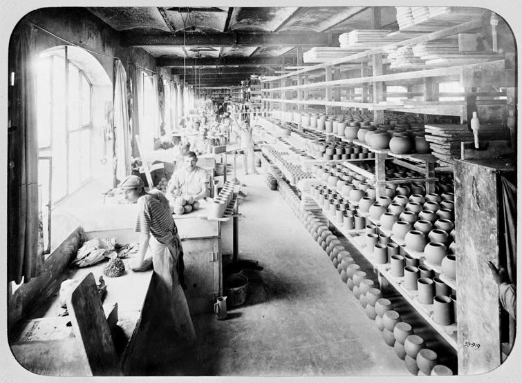 La faïencerie : vue intérieure d'un atelier.