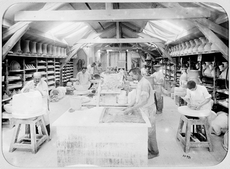 La faïencerie : vue intérieure d'un atelier et de sa charpente en bois.