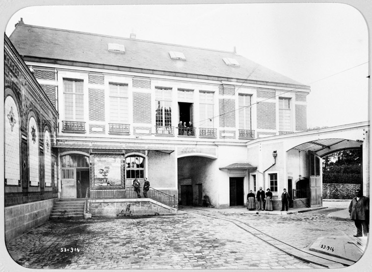 La faïencerie : vue de la cour d'entrée.