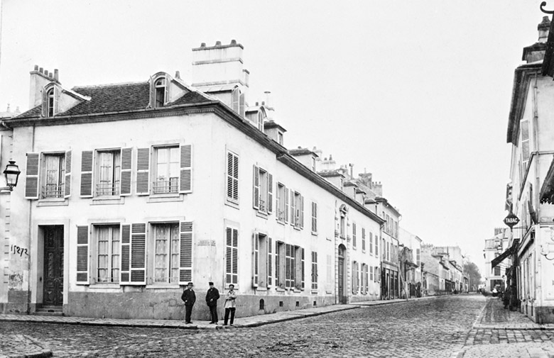 Les communs et dépendances : vue de bâtiments au croisement de l'avenue Anatole-France et de la rue Jean-Jaurès.