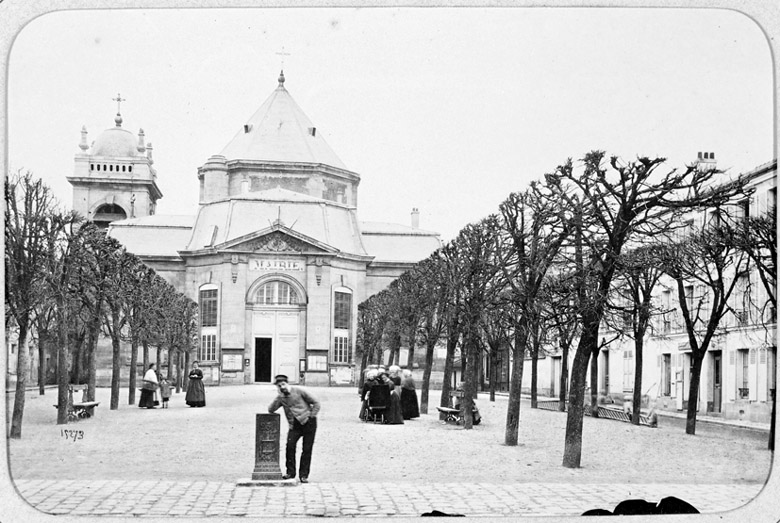 L'élévation postérieure avec au centre le salon à pans permettant au roi, à la reine ainsi qu'à la cour d'accéder à leurs tribunes.