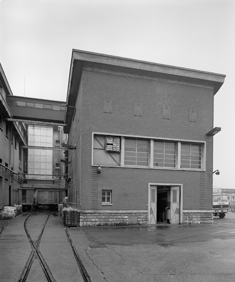 La façade postérieure (nord-ouest). A gauche, la voie ferrée.
