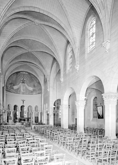 Vue de la nef et du collatéral droit en direction du choeur.