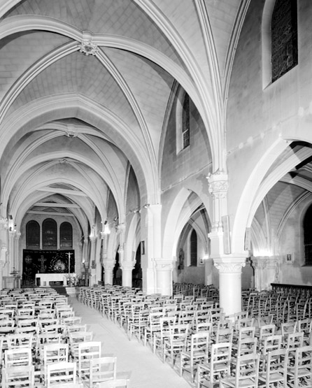 Vue de la nef et du collatéral droit en direction du choeur.