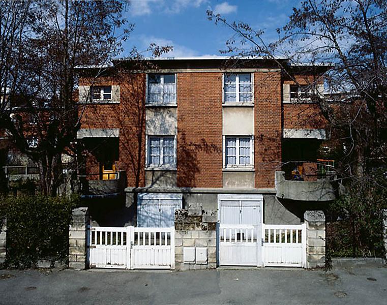 Façades antérieures de maisons jumelles.