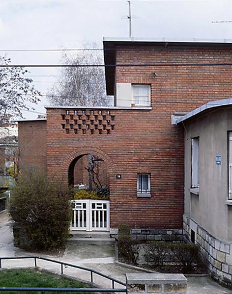 Vue de la maison et de son porche d'entrée.