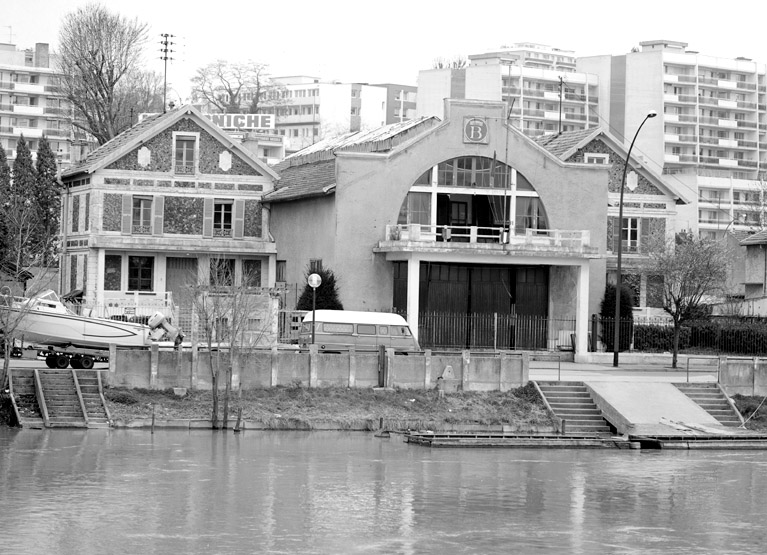 Vue prise de la rive gauche.