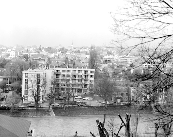Vue de situation prise du sud, depuis les coteaux de Bry. Au fond: l'église et la mairie.