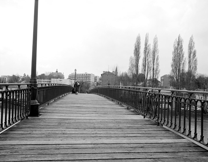 Vue depuis la passerelle de Bry. Au fond, à gauche: la mairie. Au fond, à droite: la mairie.