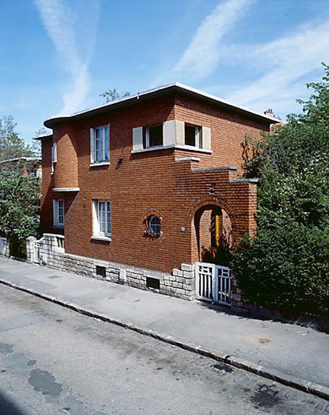 Vue de la maison et de son porche d'entrée.