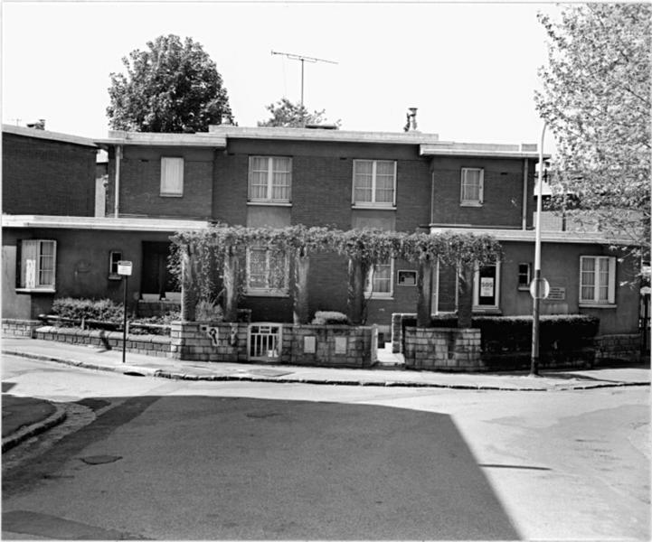 Maisons jumelles et pergola.