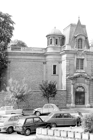 Vue d'ensemble de la bibliothèque depuis la rue. Photographie prise en 1986.