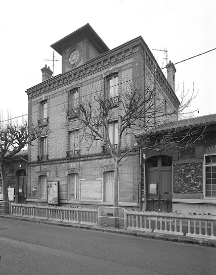 Vue de la façade sur la rue Véron.
