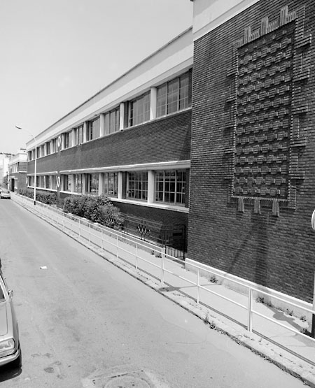 Vue de la façade, rue Alexis-Chaussinand.