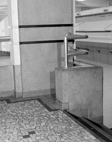 Vestibule d'accès au gymnase. Détail des rambardes en inox et du carrelage.