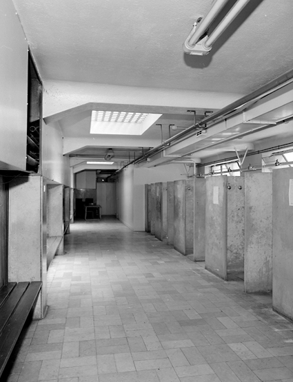 Douches et vestiaires du gymnase.