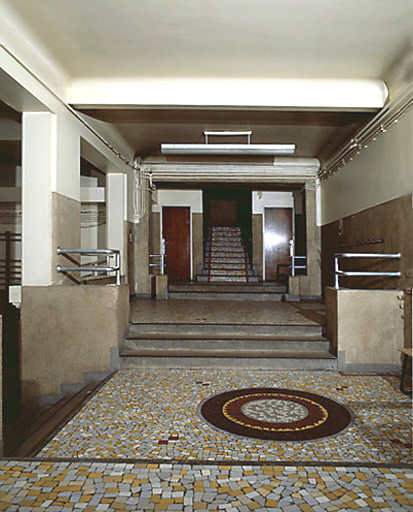 Vestibule d'accès au gymnase.