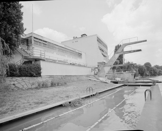 Façade sur la Marne: plongeoir et bassin de natation.