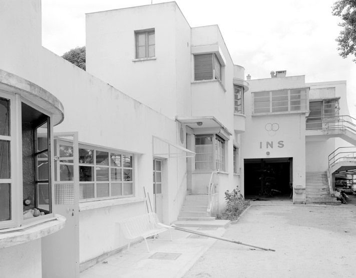 Façade sur cour: loge du gardien, entrée du garage des bateaux et accès aux vestiaires.