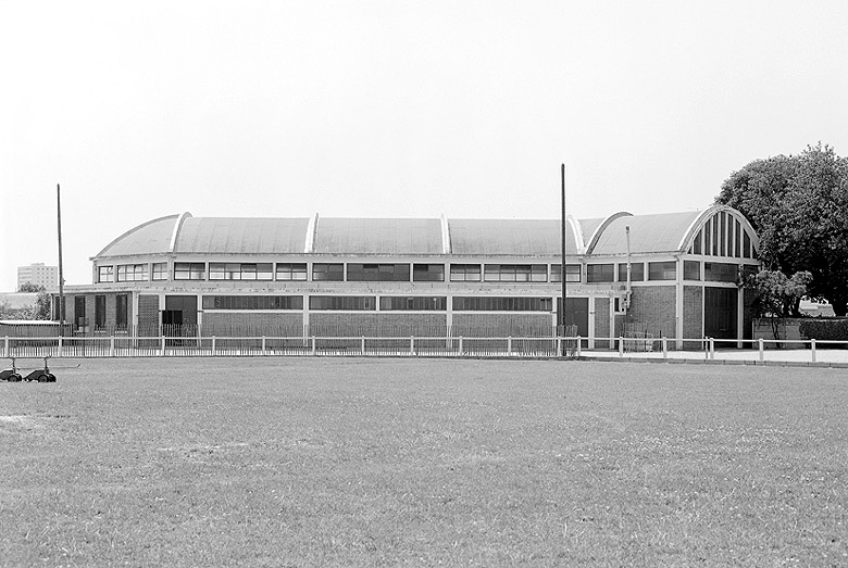 Vue du gymnase prise depuis la piste.