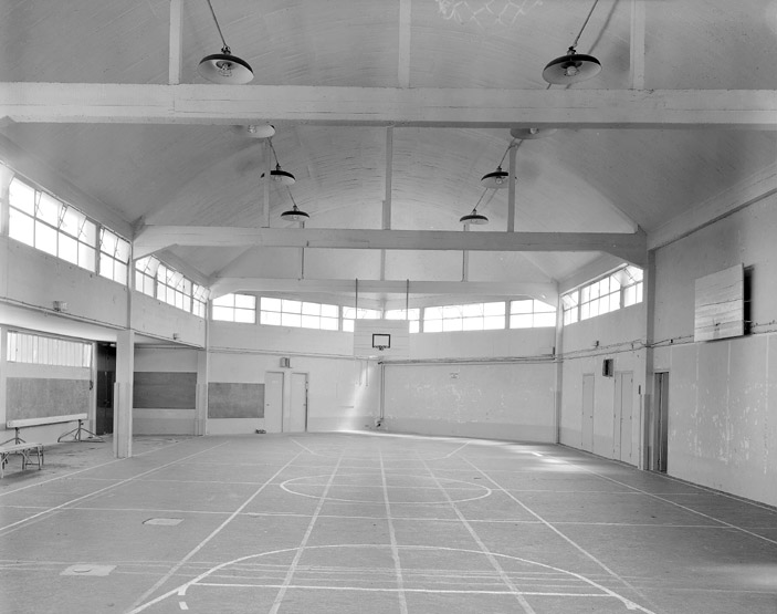 Vue intérieure de la salle principale du gymnase.