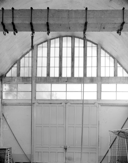 Vue intérieure de la salle d'agrès du gymnase.