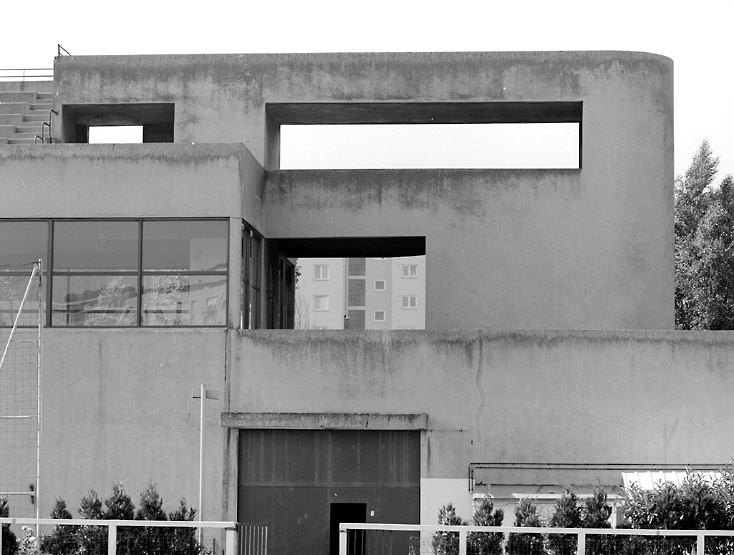 Détail de la façade sur la piste : vue de l'escalier menant à la tribune supérieure.