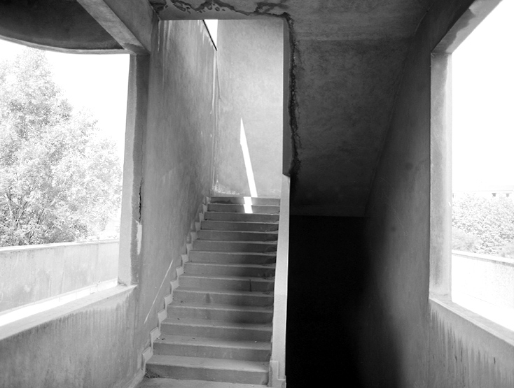 L'escalier d'accès à la tribune, vue prise vers l'extrémité de la façade.