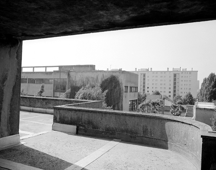 Vue du groupe scolaire depuis la terrasse située au-dessus du gymnase.