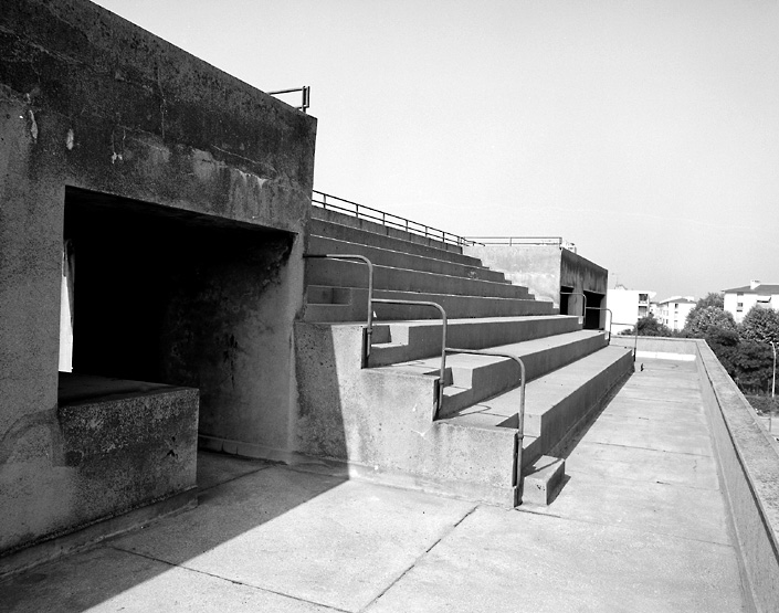 Vue de la tribune construite sur le toit du gymnase.