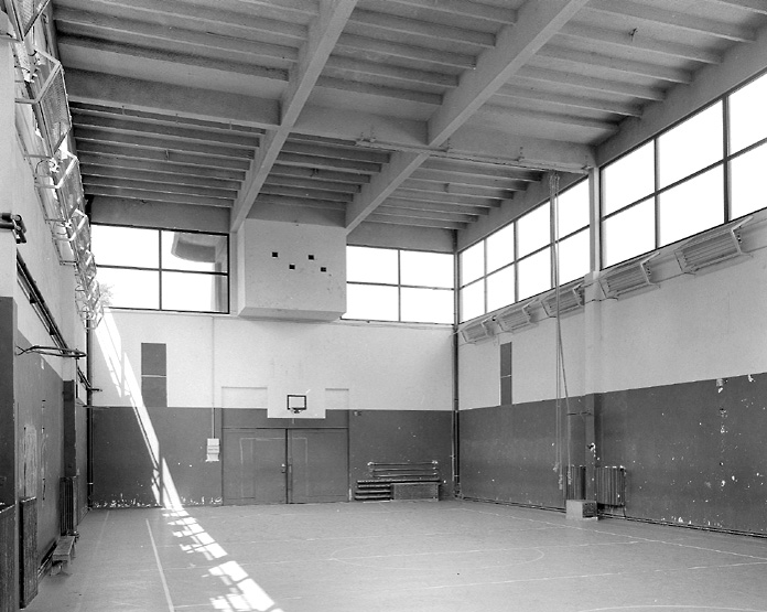 Vue intérieure du gymnase. Au-dessus de la porte, la cabine technique.