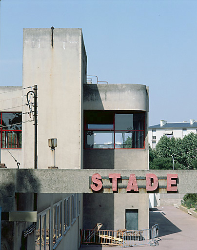 Vue du gymnase depuis l'entrée du stade.