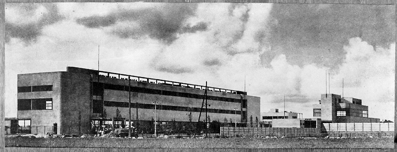 Vue d'ensemble du groupe scolaire, à gauche, et le stade, à droite.